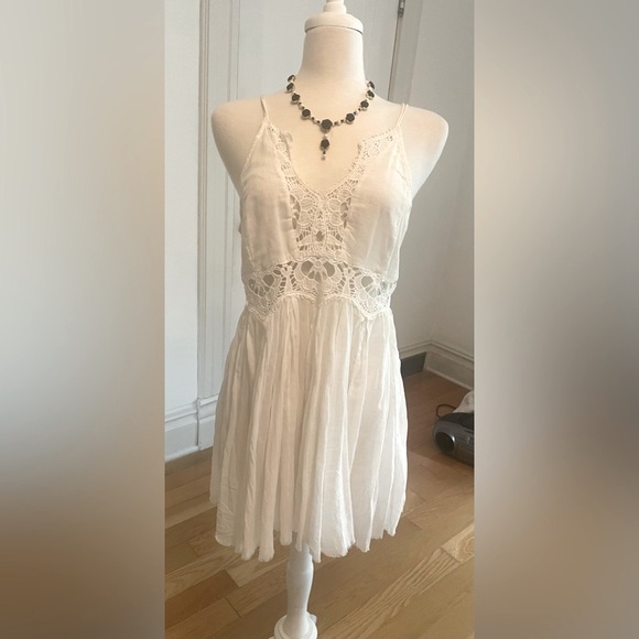 Gorgeous white sundress! Feel like a fairy in the floatiest summer dress! - Picture 4 of 9